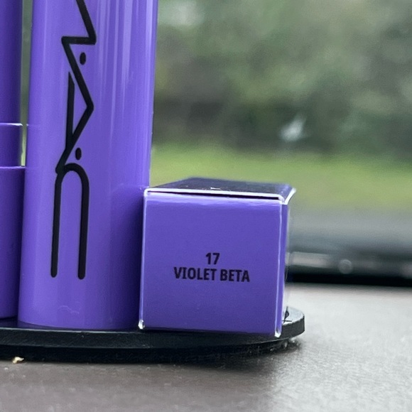 πHPπMAC Squirt Plumping Gloss Stick in Violet Beta - Picture 6 of 8
